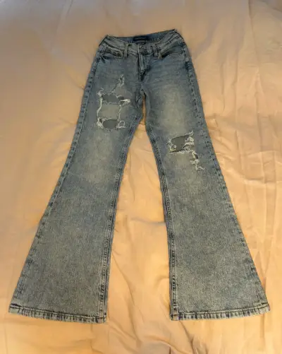 Jeans Aeropostale acampanados/flare desgastados - miniatura 1