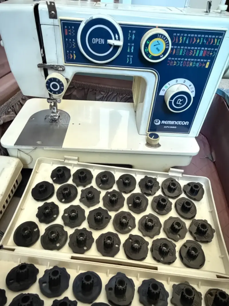 Máquina de coser Remington con accesorios - 1