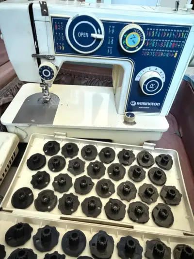 Máquina de coser Remington con accesorios - miniatura 1