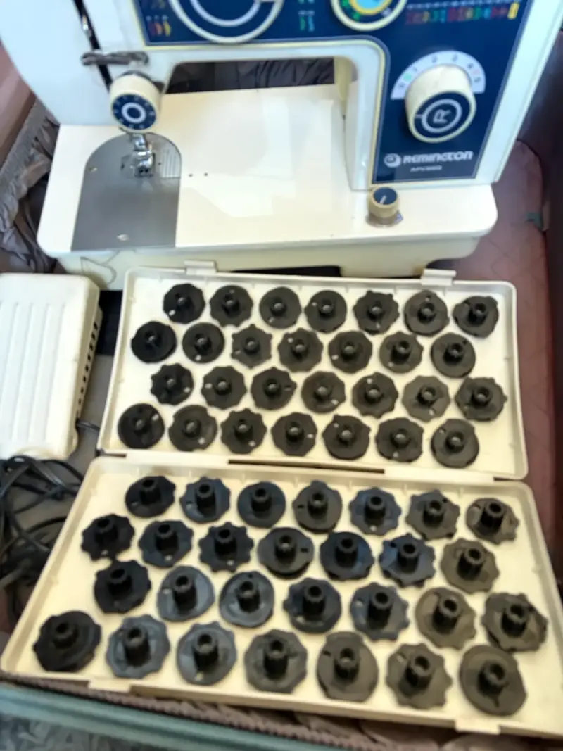 Máquina de coser Remington con accesorios - 2