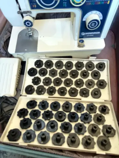 Máquina de coser Remington con accesorios - miniatura 2
