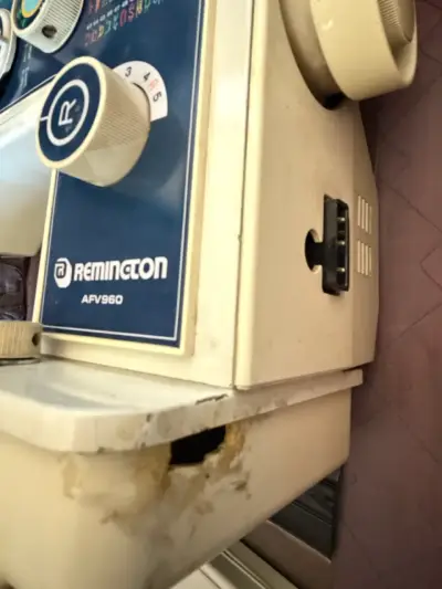 Máquina de coser Remington con accesorios - miniatura 3