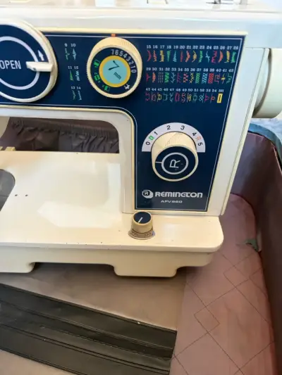 Máquina de coser Remington con accesorios - miniatura 5