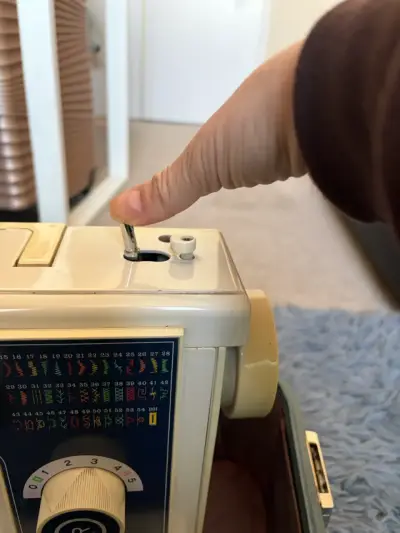 Máquina de coser Remington con accesorios - miniatura 6