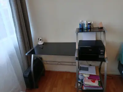 Escritorio de vidrio con estante - miniatura 1