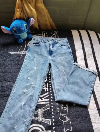 Jeans celestes con detalles desgastados de fabrica - miniatura 1