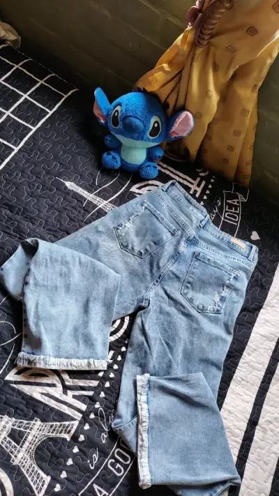 Jeans celestes con detalles desgastados de fabrica - miniatura 3