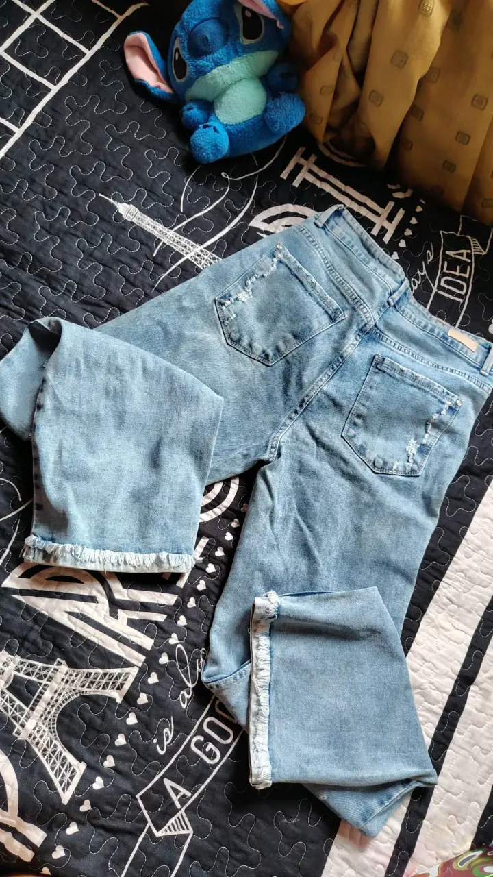 Jeans celestes con detalles desgastados de fabrica - 4