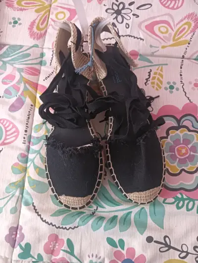 Alpargatas negras con cintas - miniatura 1