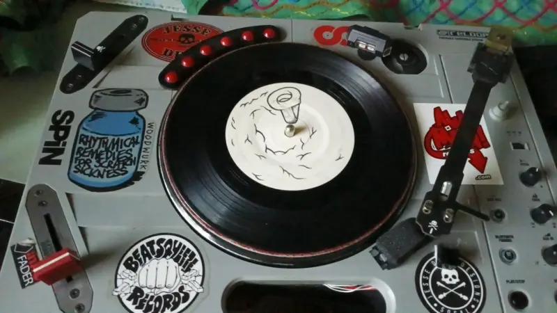Tocadiscos portátil con diseño único - 1