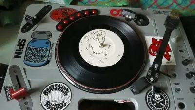 Tocadiscos portátil con diseño único - miniatura 1