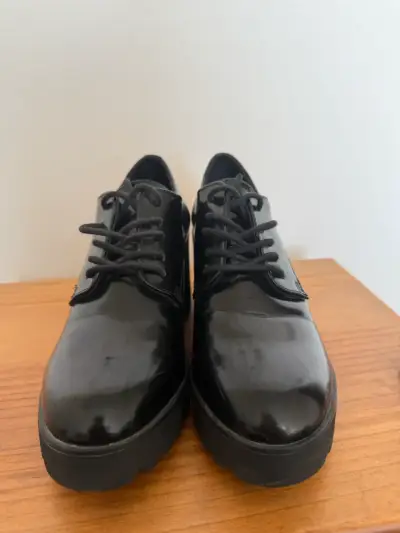 Zapatos de vestir negros brillantes - miniatura 1