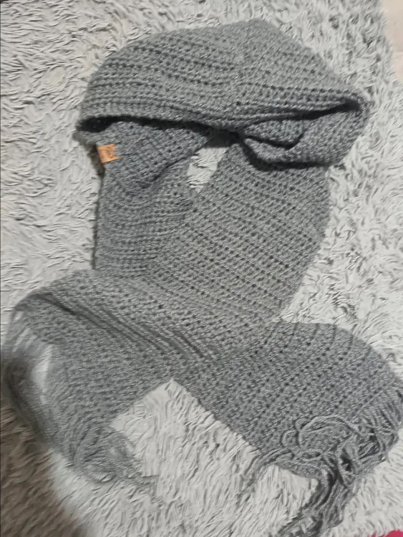 Bufanda tejida gris