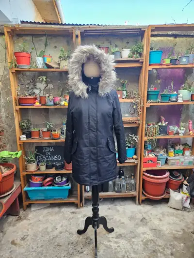 Parka negra con capucha de piel - miniatura 1