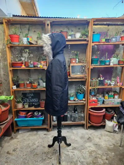 Parka negra con capucha de piel - miniatura 2