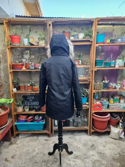 Parka negra con capucha de piel - miniatura 3