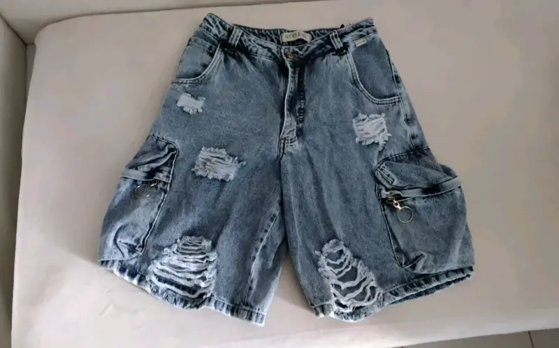 Shorts de mezclilla desgastados - 1