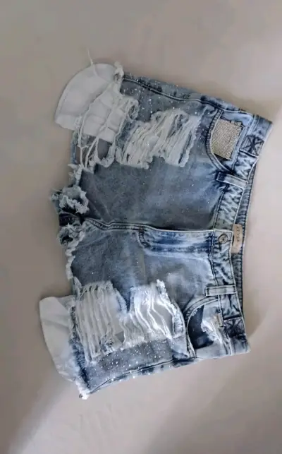 Shorts de mezclilla desgastados - miniatura 3