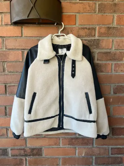 Chaqueta nueva beige y negra acolchada - miniatura 1