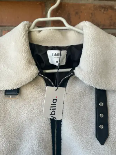 Chaqueta nueva beige y negra acolchada - miniatura 3