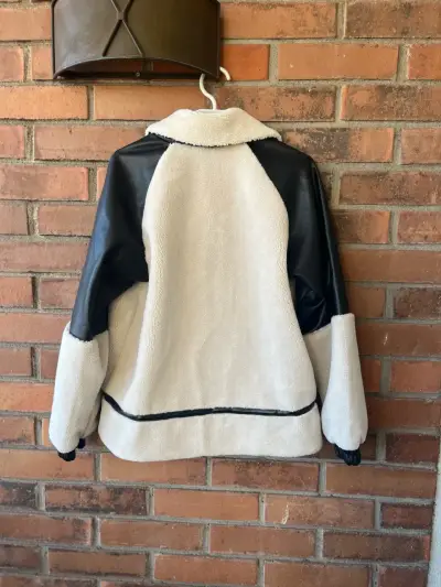 Chaqueta nueva beige y negra acolchada - miniatura 4