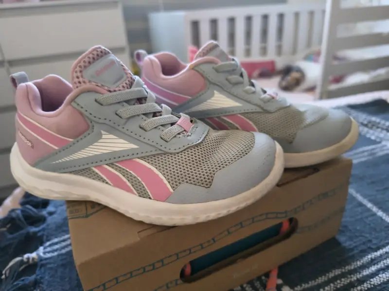 Zapatillas deportivas rosadas y grises 15.5cm. - 1