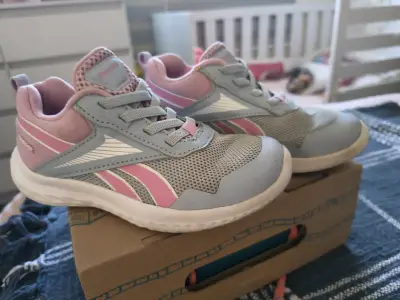 Zapatillas deportivas rosadas y grises 15.5cm. - miniatura 1