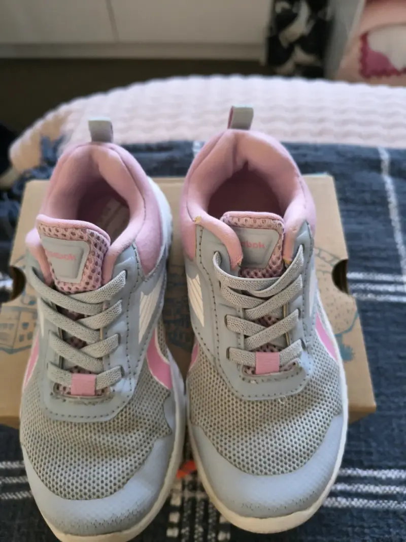 Zapatillas deportivas rosadas y grises 15.5cm. - 2