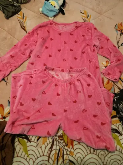 Pijama rosado con corazones - miniatura 2