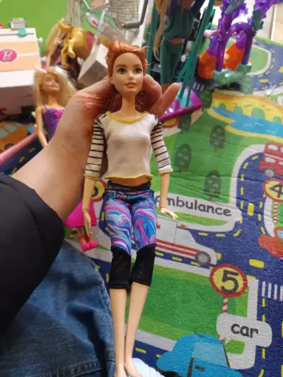 Muñeca pelirroja con ropa colorida - miniatura 1