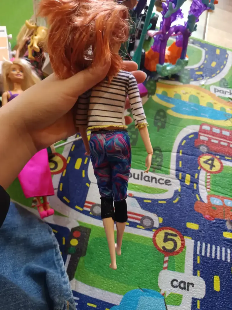 Muñeca pelirroja con ropa colorida - 2
