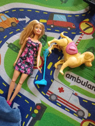Muñeca con perro y accesorios - miniatura 1
