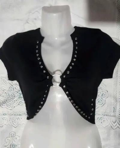 Crop nuevo importado con apliques metálicos - miniatura 2