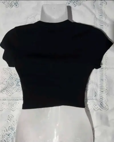 Crop nuevo importado con apliques metálicos - miniatura 3