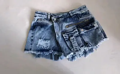 Shorts de mezclilla grises desgastados - miniatura 5