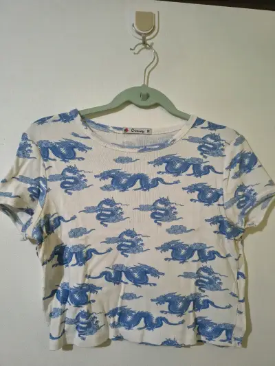Polera blanca con dragones azules - miniatura 1