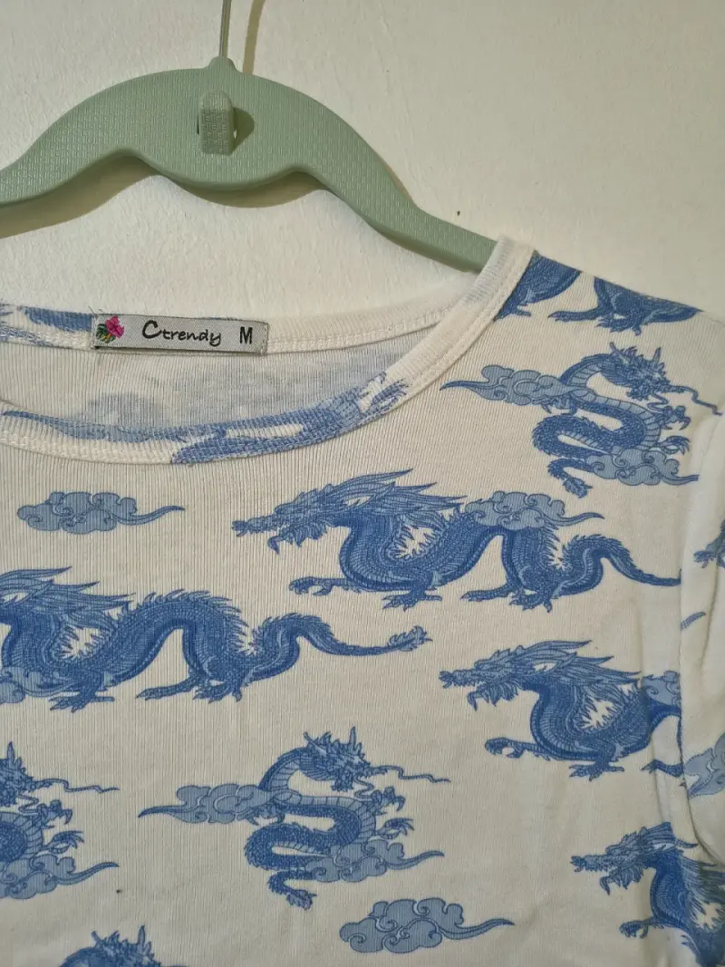 Polera blanca con dragones azules - 2