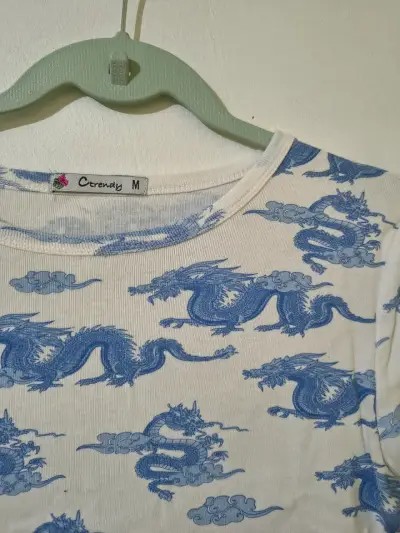 Polera blanca con dragones azules - miniatura 2