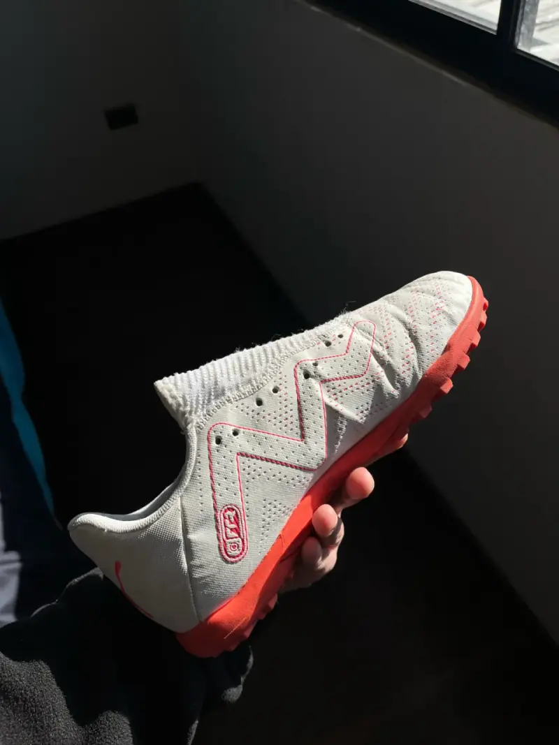 Zapatilla deportiva blanca y roja - 1