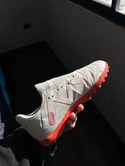 Zapatilla deportiva blanca y roja - miniatura 1