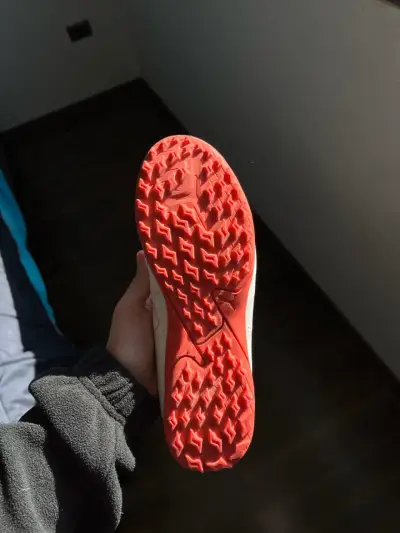 Zapatilla deportiva blanca y roja - miniatura 3