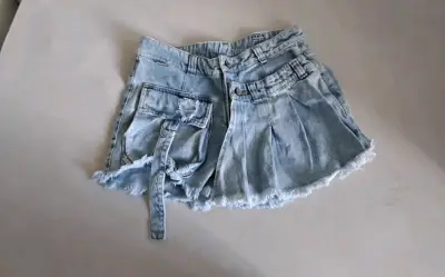 Shorts de mezclilla con tachas - miniatura 6