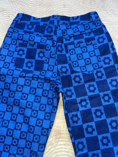 Pantalones azules con estampado floral - miniatura 2