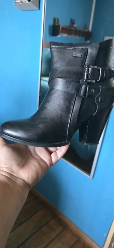 Botines negros con hebillas - miniatura 1