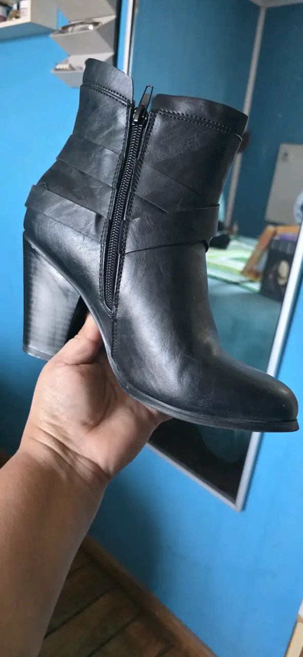 Botines negros con hebillas - 2