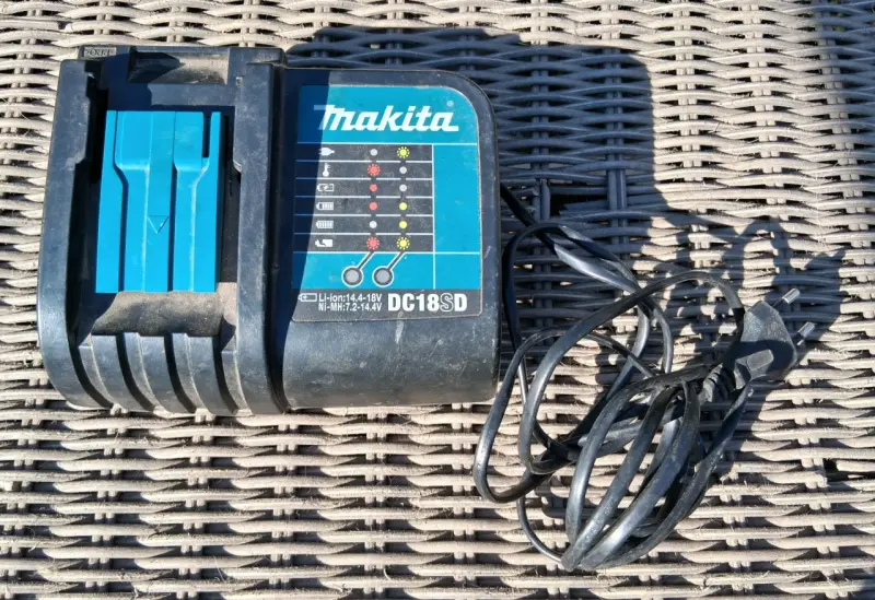 Cargador Makita DC18SD 14.4-18V - 1