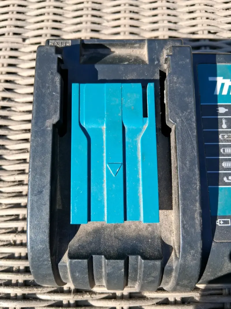 Cargador Makita DC18SD 14.4-18V - 2