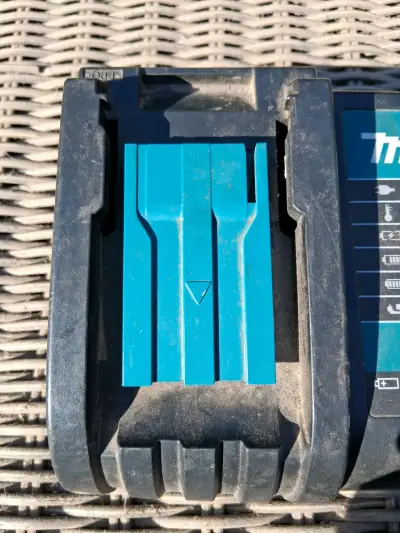 Cargador Makita DC18SD 14.4-18V - miniatura 2
