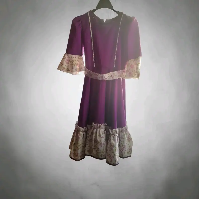 Vestido morado con detalles florales
