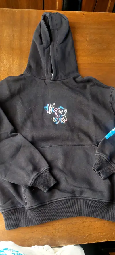 Polerón con capucha negro estampado - miniatura 1